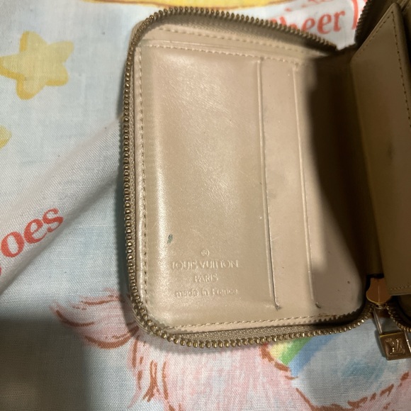 Louis V Mini Wallet - Picture 4 of 5